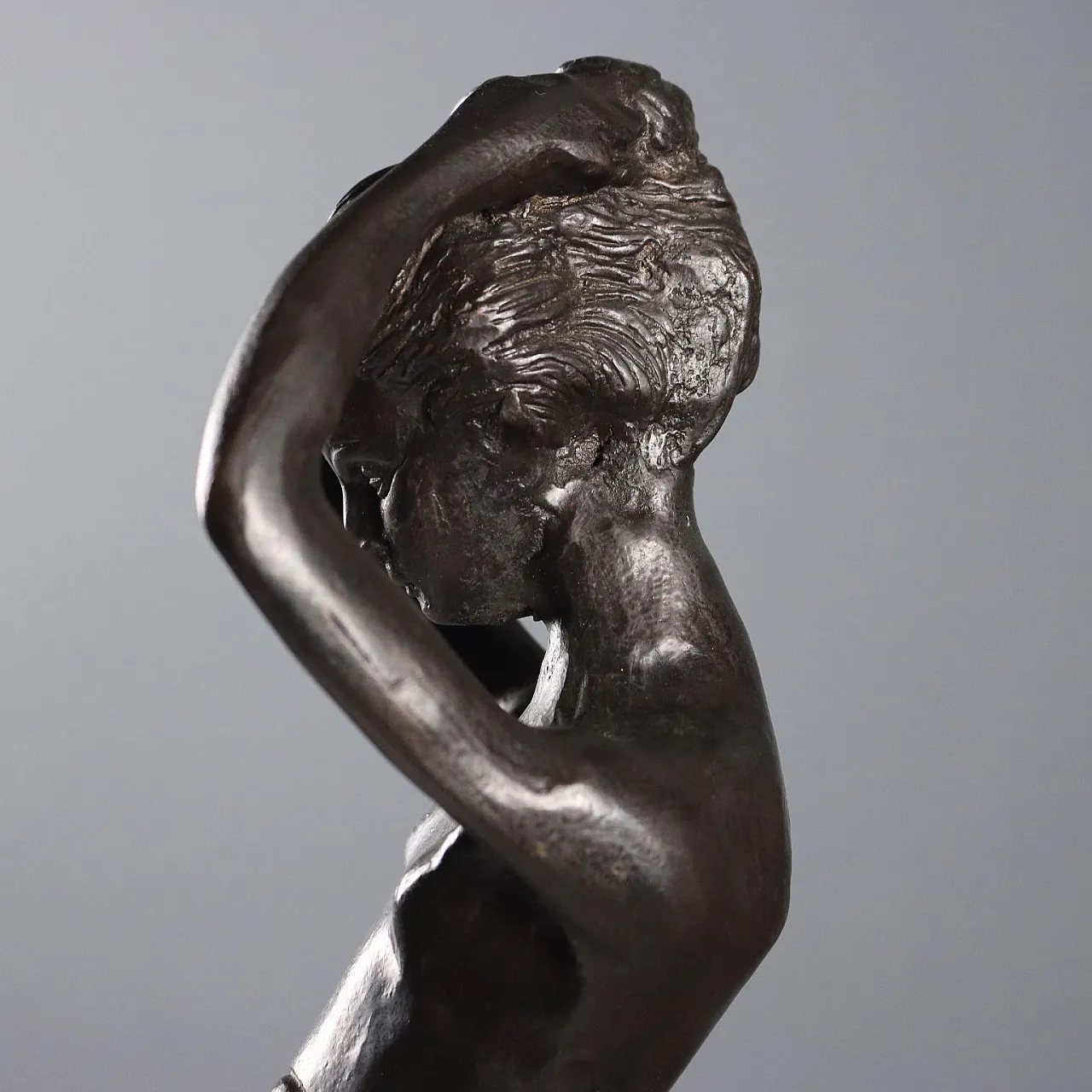 Fanciulla con le mani tra i capelli, scultura in bronzo, '900 4