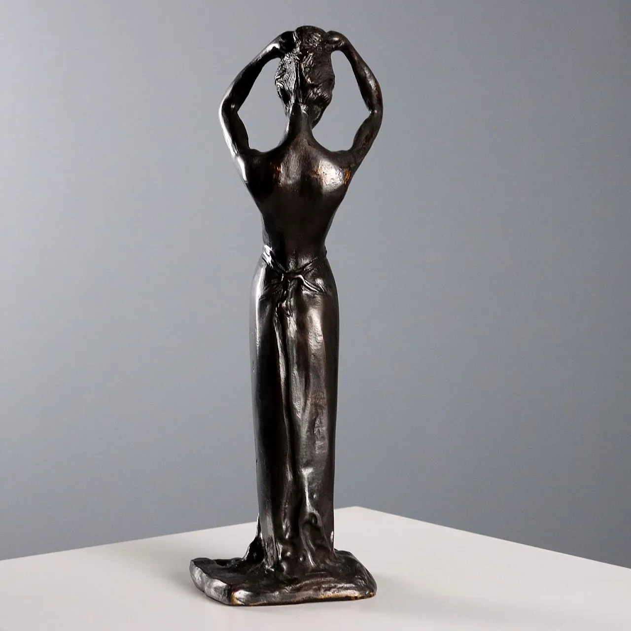 Fanciulla con le mani tra i capelli, scultura in bronzo, '900 5