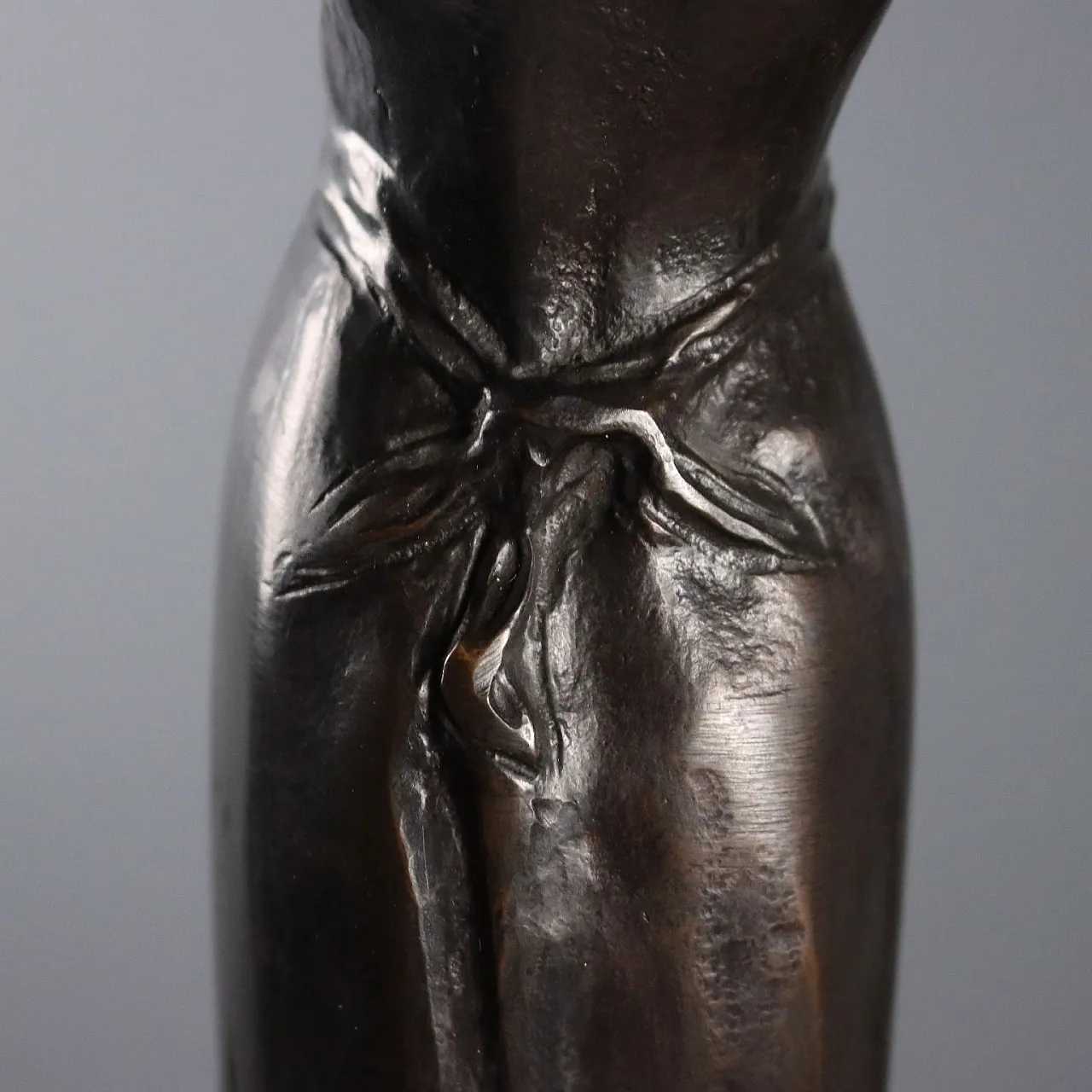 Fanciulla con le mani tra i capelli, scultura in bronzo, '900 6
