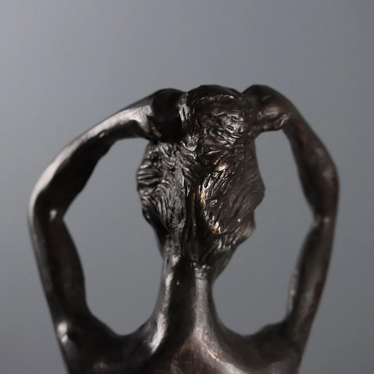 Fanciulla con le mani tra i capelli, scultura in bronzo, '900 7