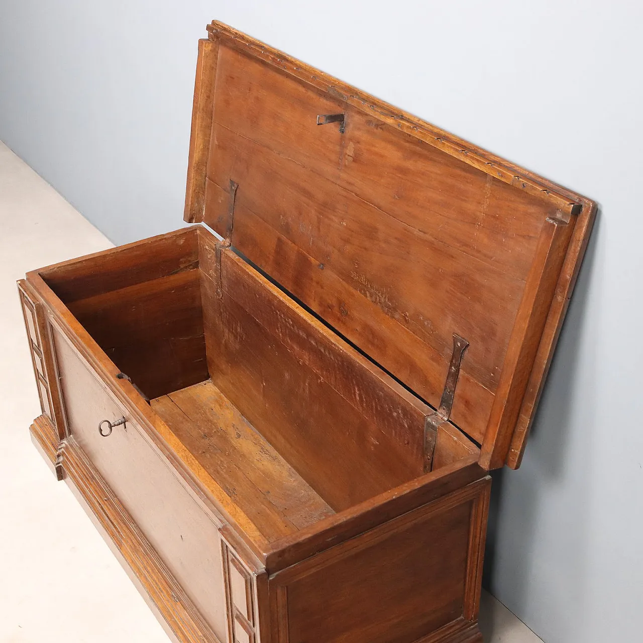 Cassapanca in noce, fine '700 4