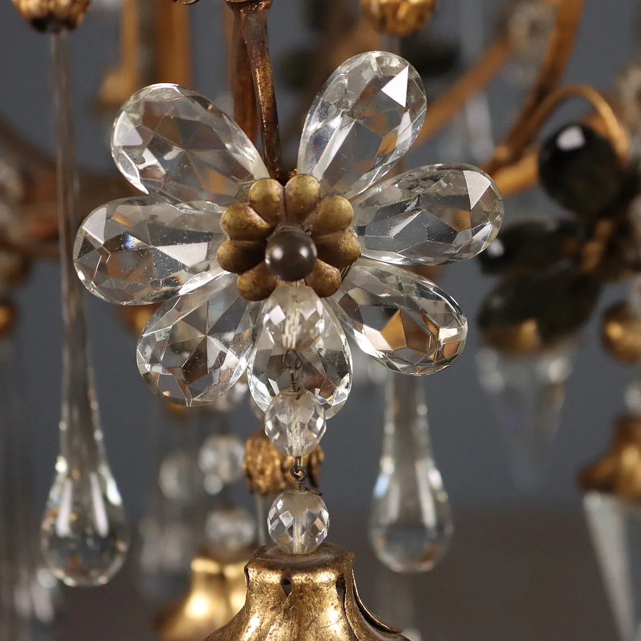 Lampadario in ferro dorato con pendenti in vetro, primo '900 10