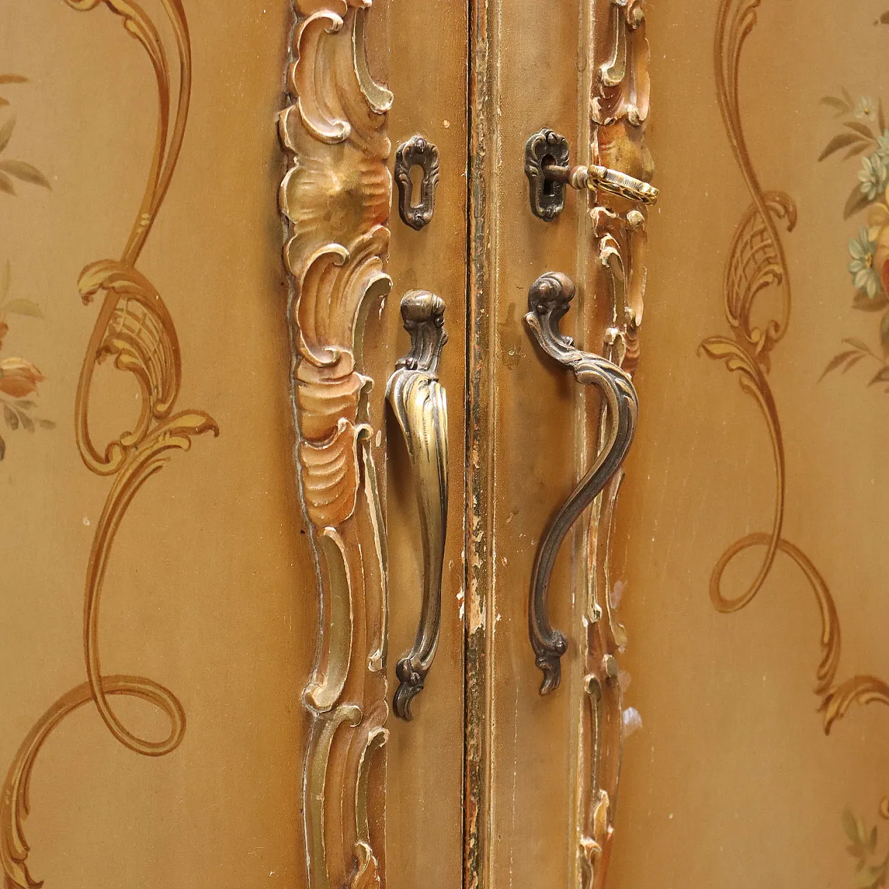 Armadio laccato e dipinto in stile barocco veneziano, inizio '900 10