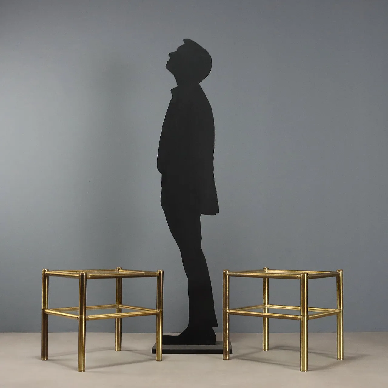 Coppia di tavolini con piani in vetro e strutture in ottone, '900 3