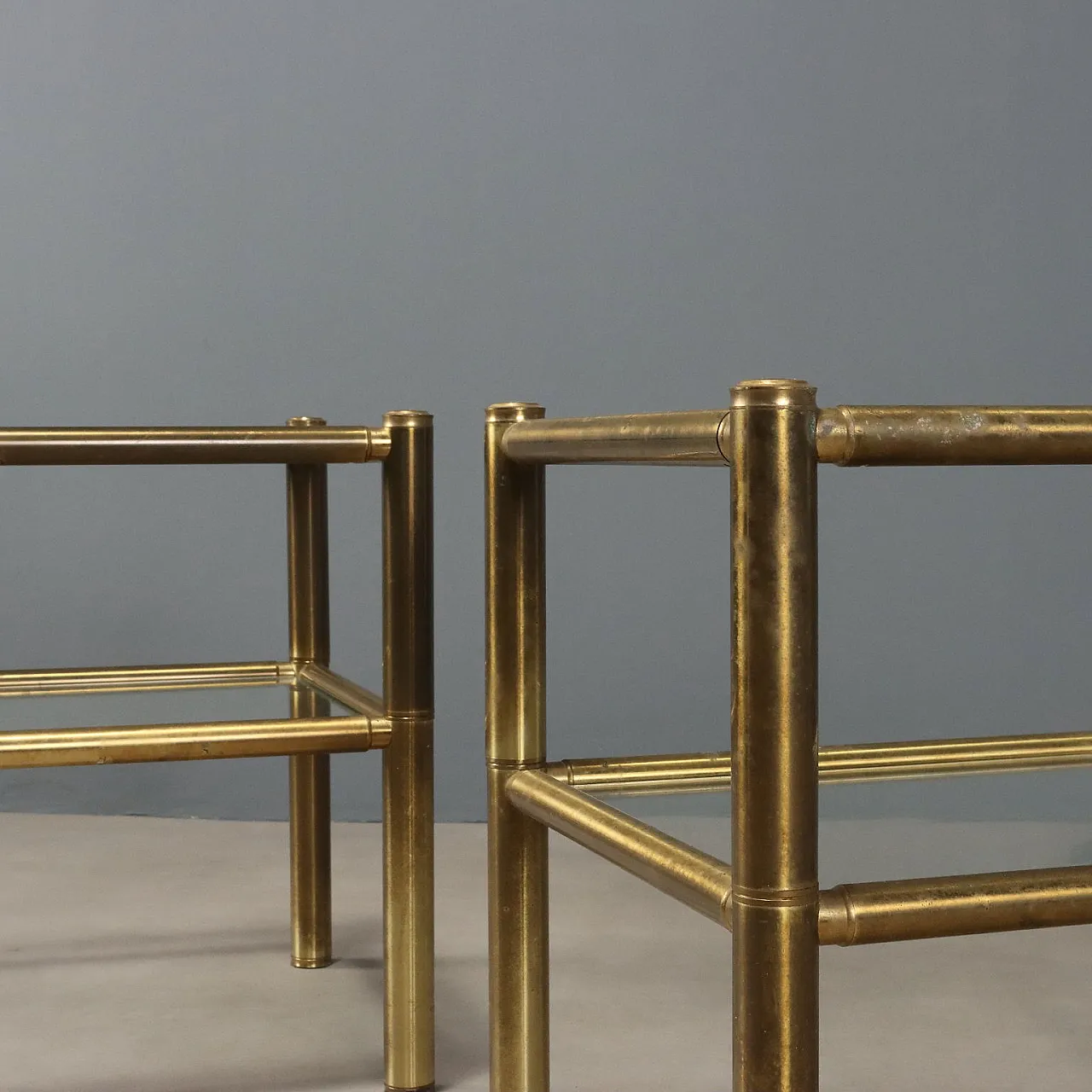 Coppia di tavolini con piani in vetro e strutture in ottone, '900 4