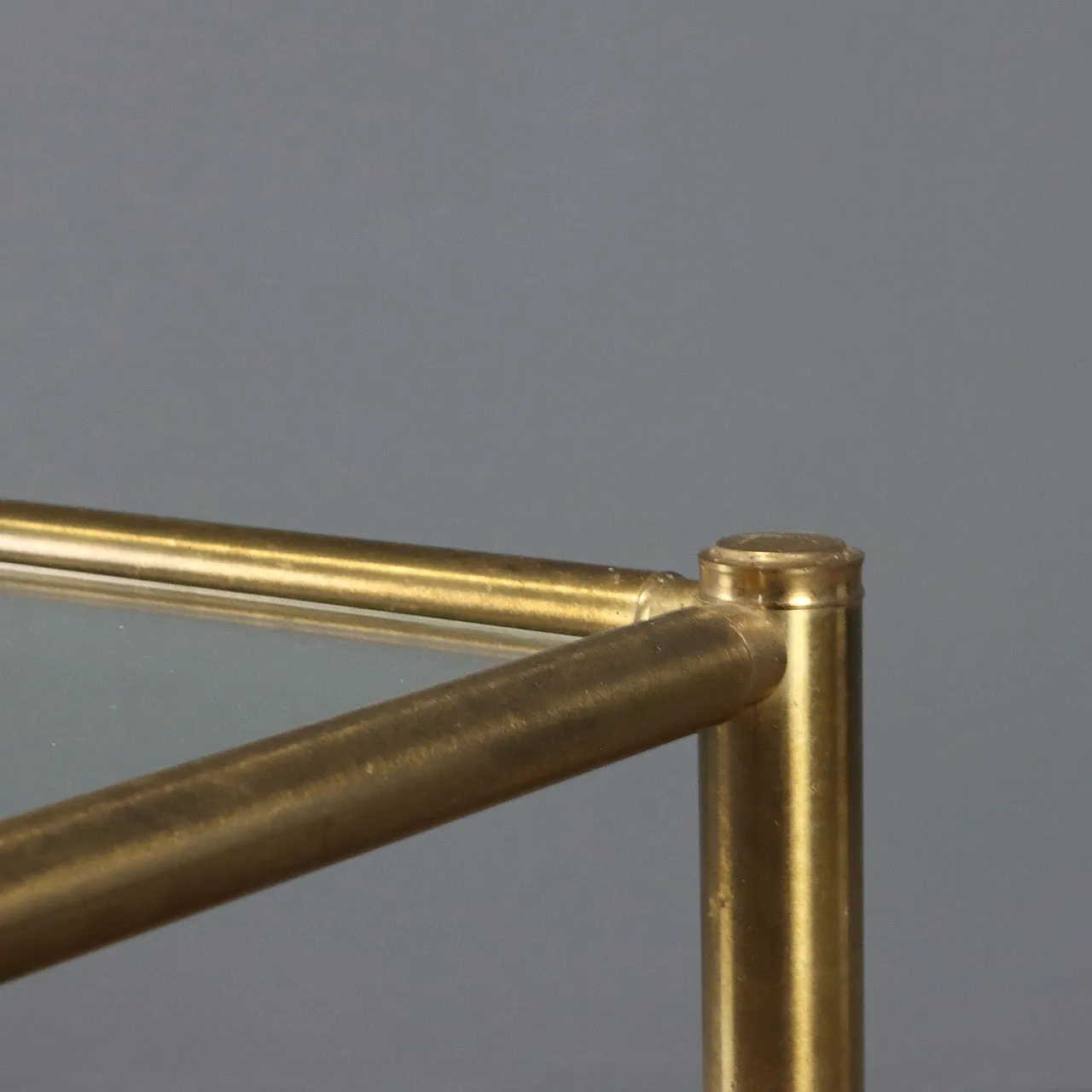 Coppia di tavolini con piani in vetro e strutture in ottone, '900 5