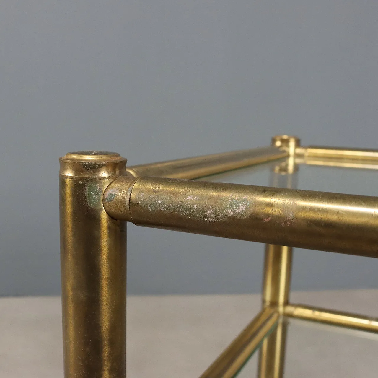 Coppia di tavolini con piani in vetro e strutture in ottone, '900 6