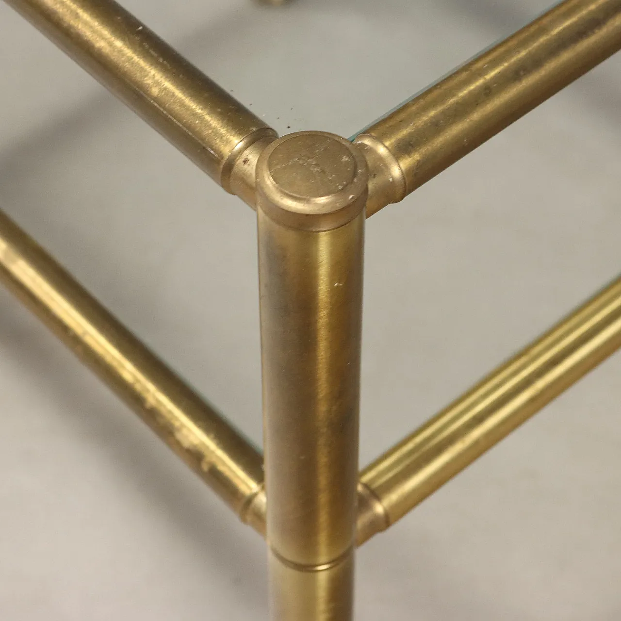 Coppia di tavolini con piani in vetro e strutture in ottone, '900 7