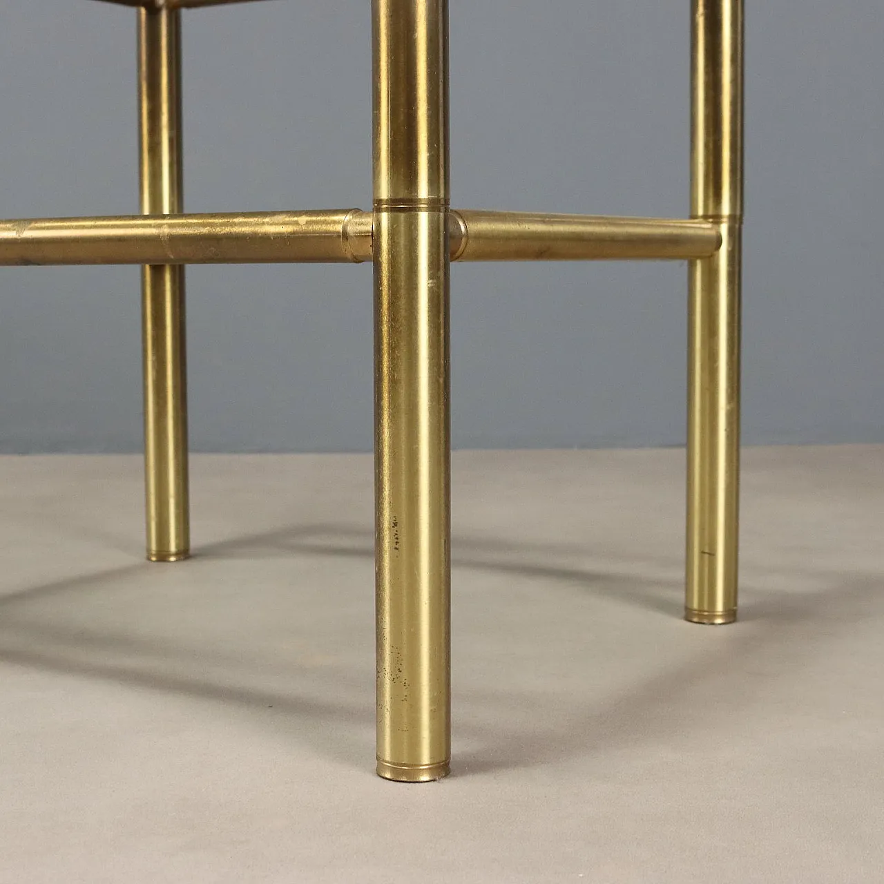 Coppia di tavolini con piani in vetro e strutture in ottone, '900 8