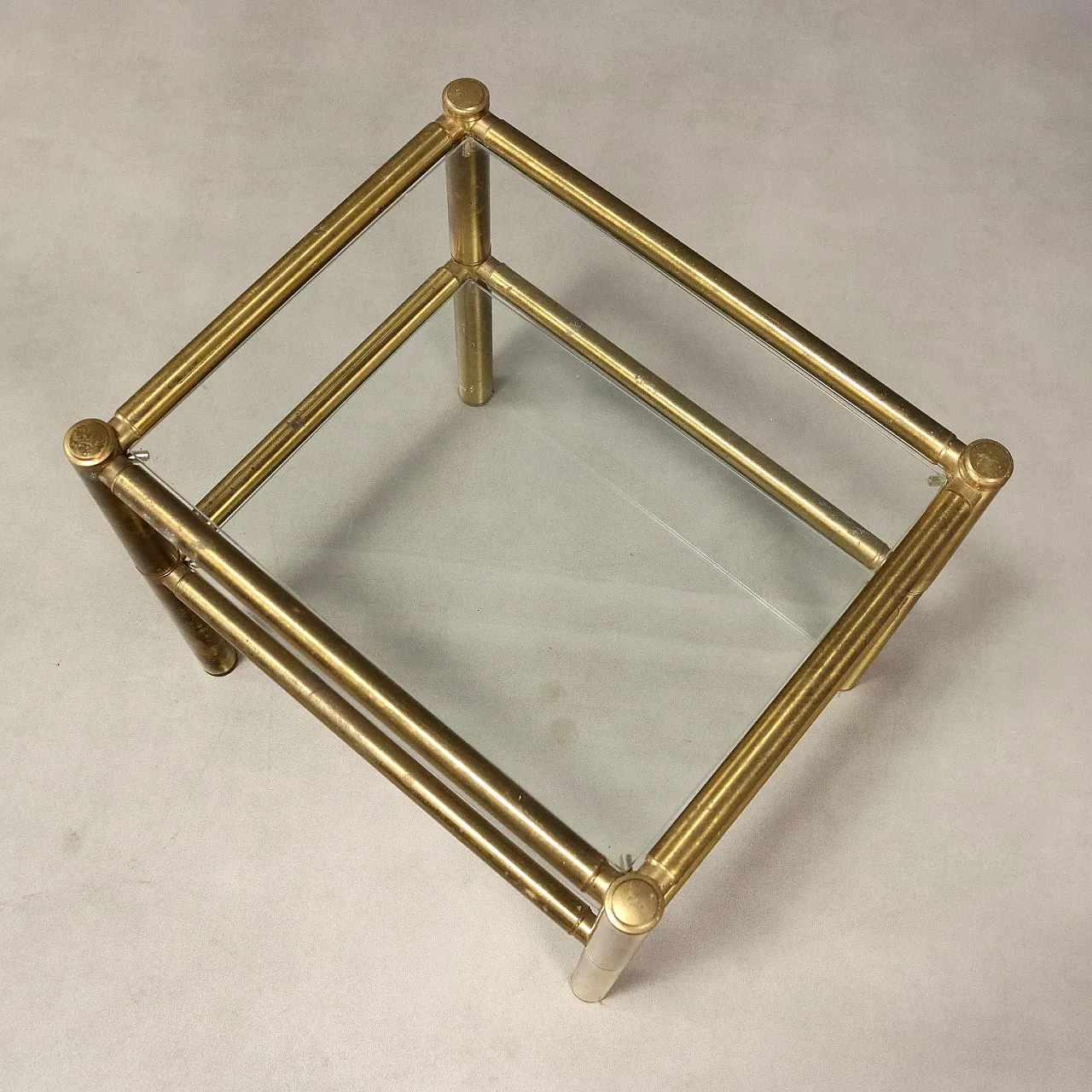 Coppia di tavolini con piani in vetro e strutture in ottone, '900 9