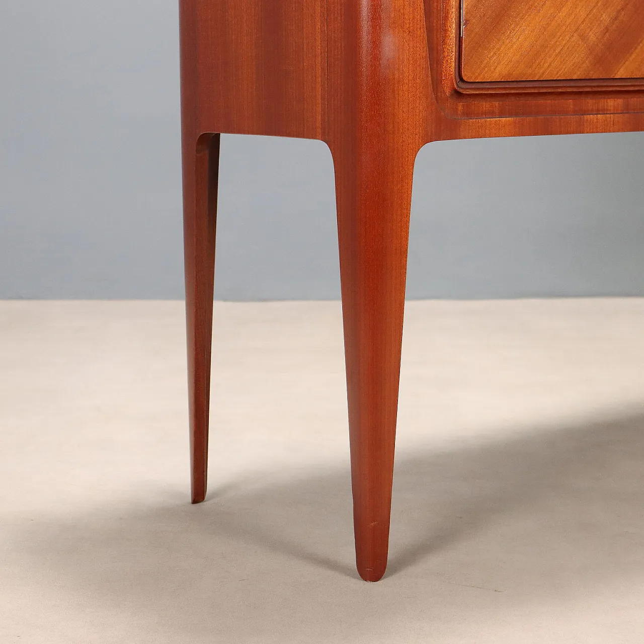 Mobile con impiallacciatura di mogano e piano in vetro, '900 8