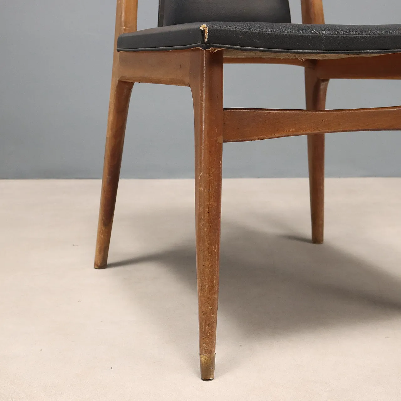 6 Sedie in faggio, espanso, similpelle e ottone, '900 7