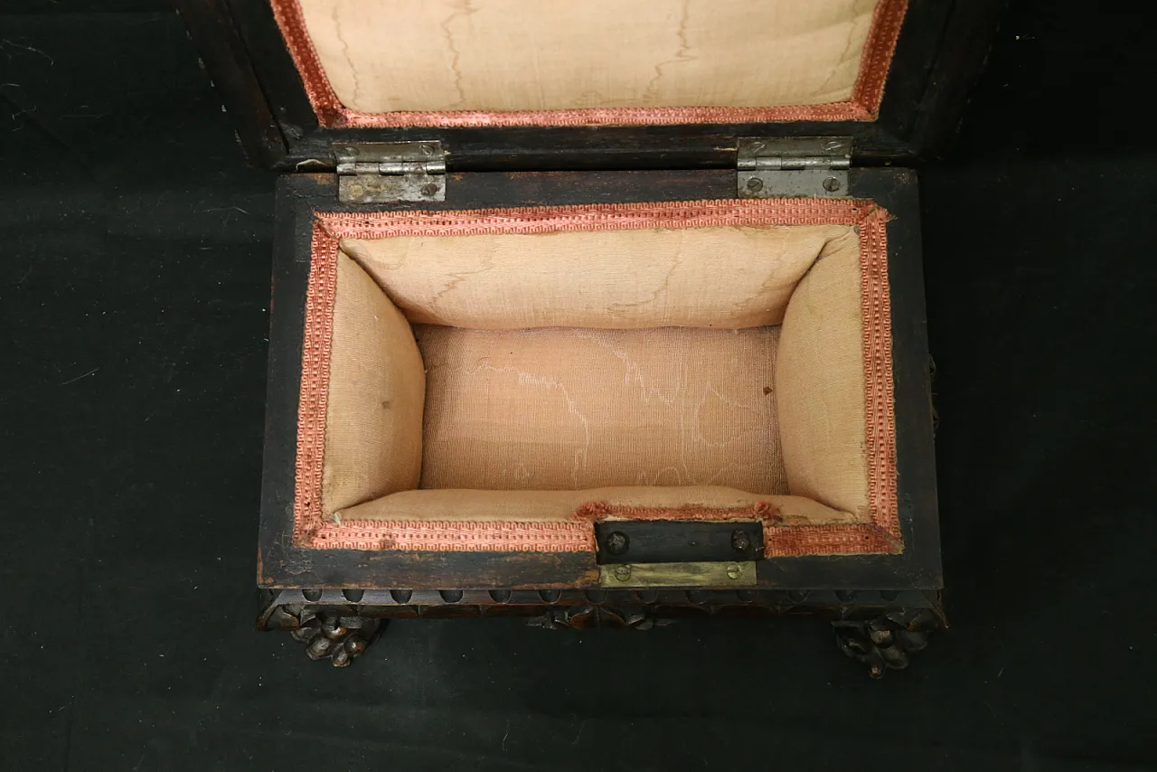 Urn box chest neo-renaissance mahogany, 19th century 17