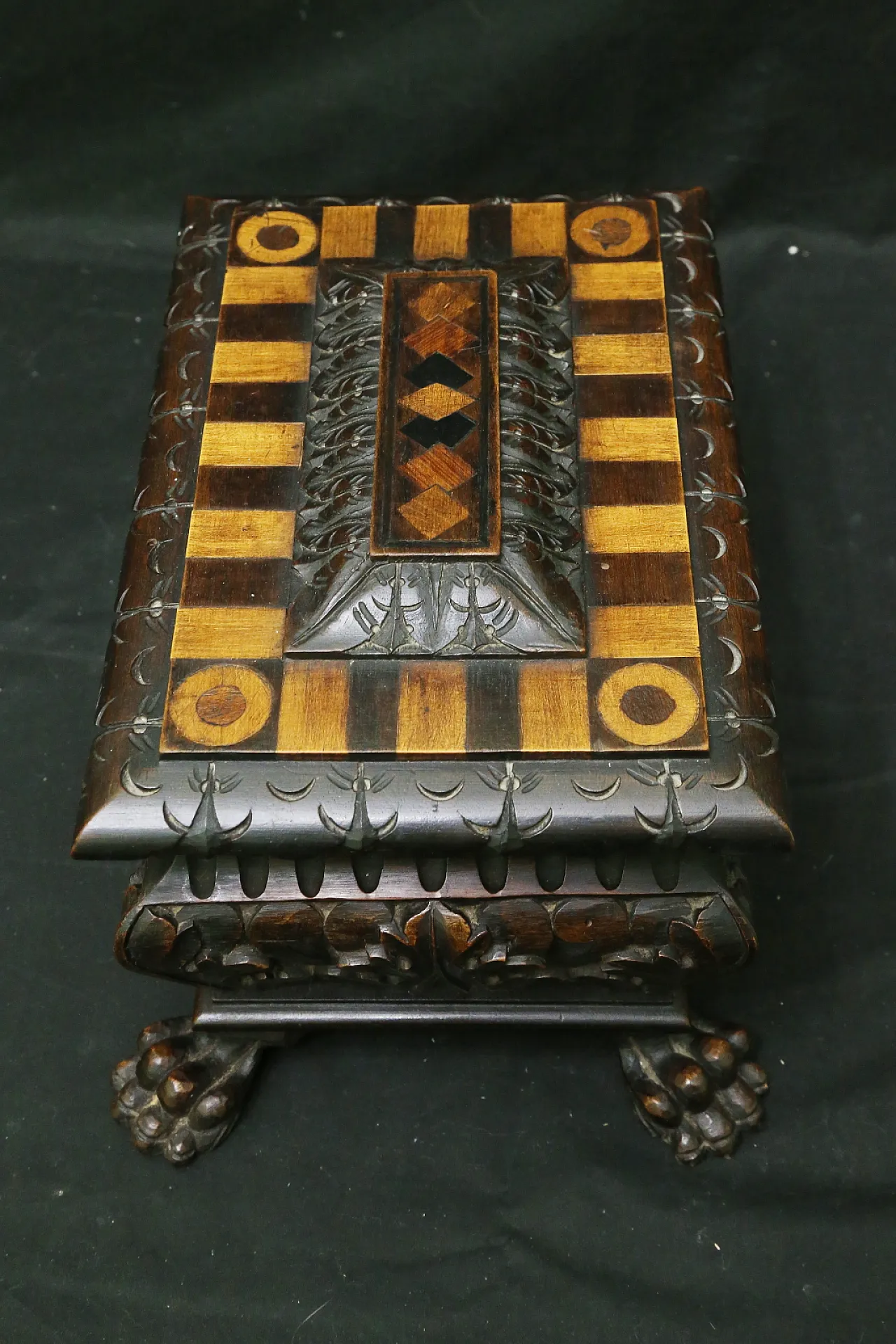 Urn box chest neo-renaissance mahogany, 19th century 21