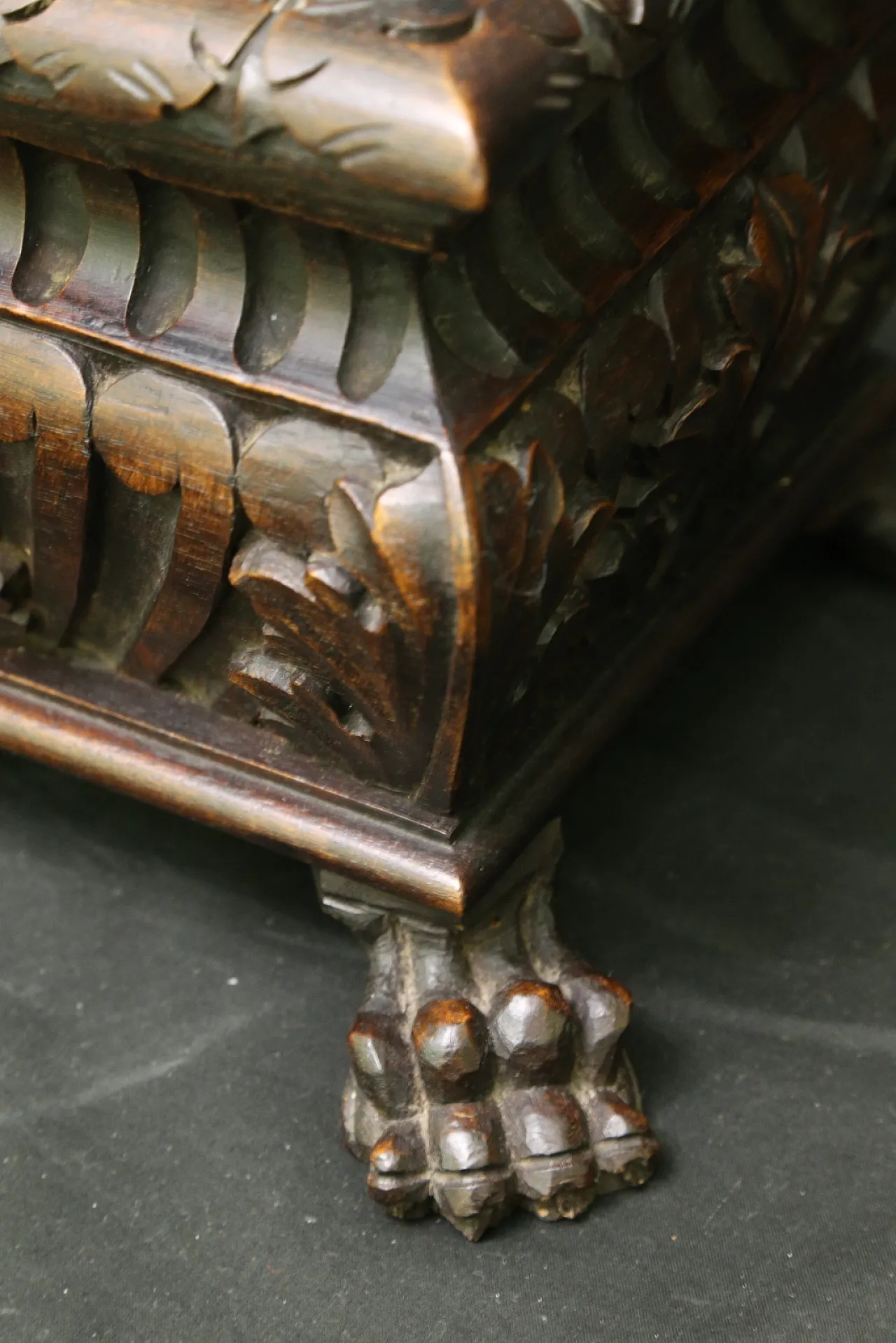 Urn box chest neo-renaissance mahogany, 19th century 22