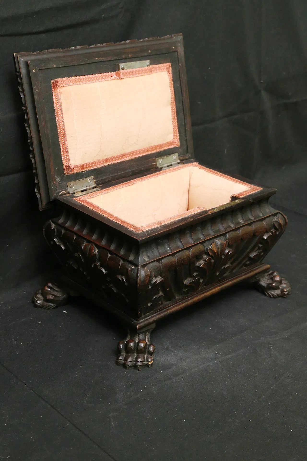 Urn box chest neo-renaissance mahogany, 19th century 24