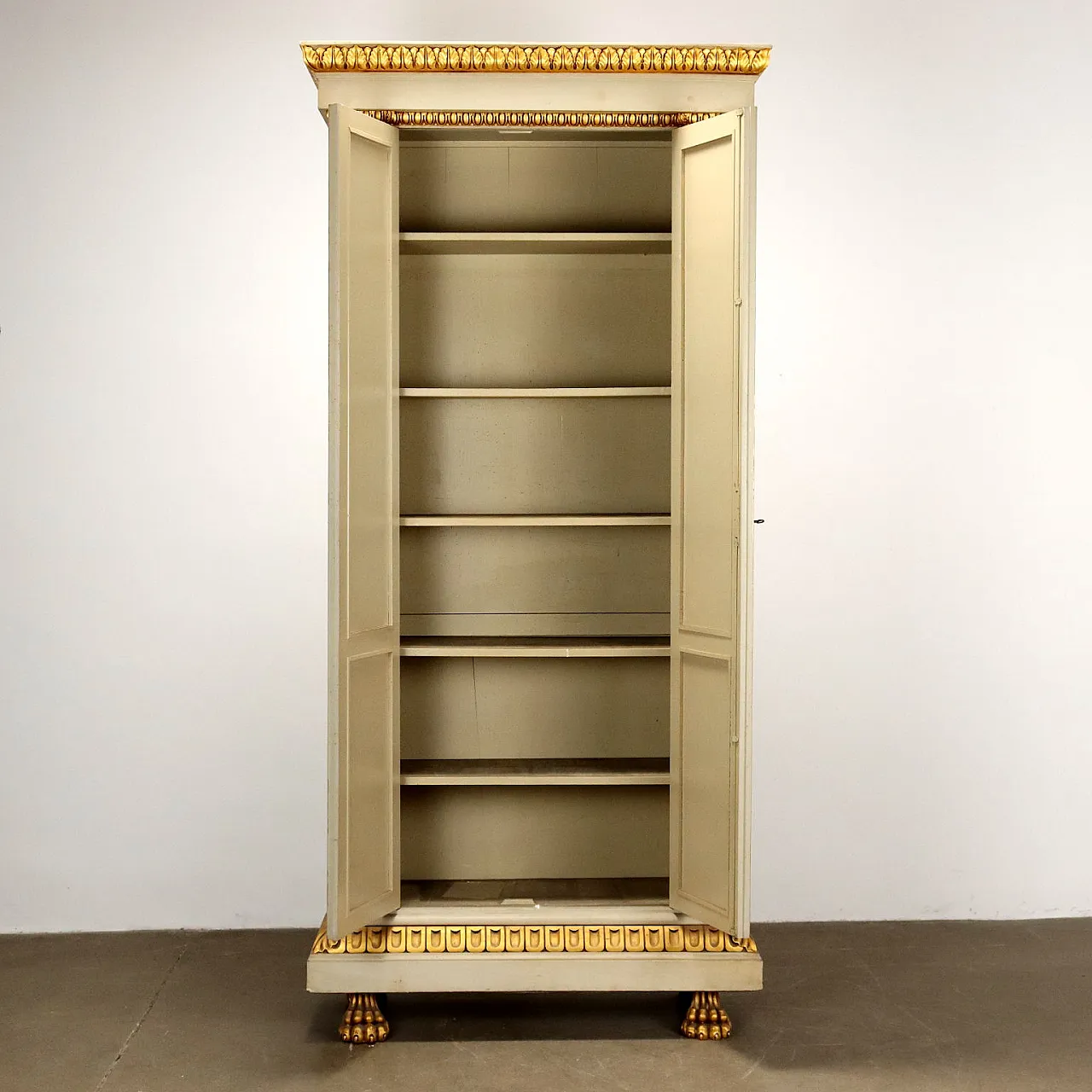 Neo-Baroque style wardrobe, lacquered and gilded, early 20th century 4