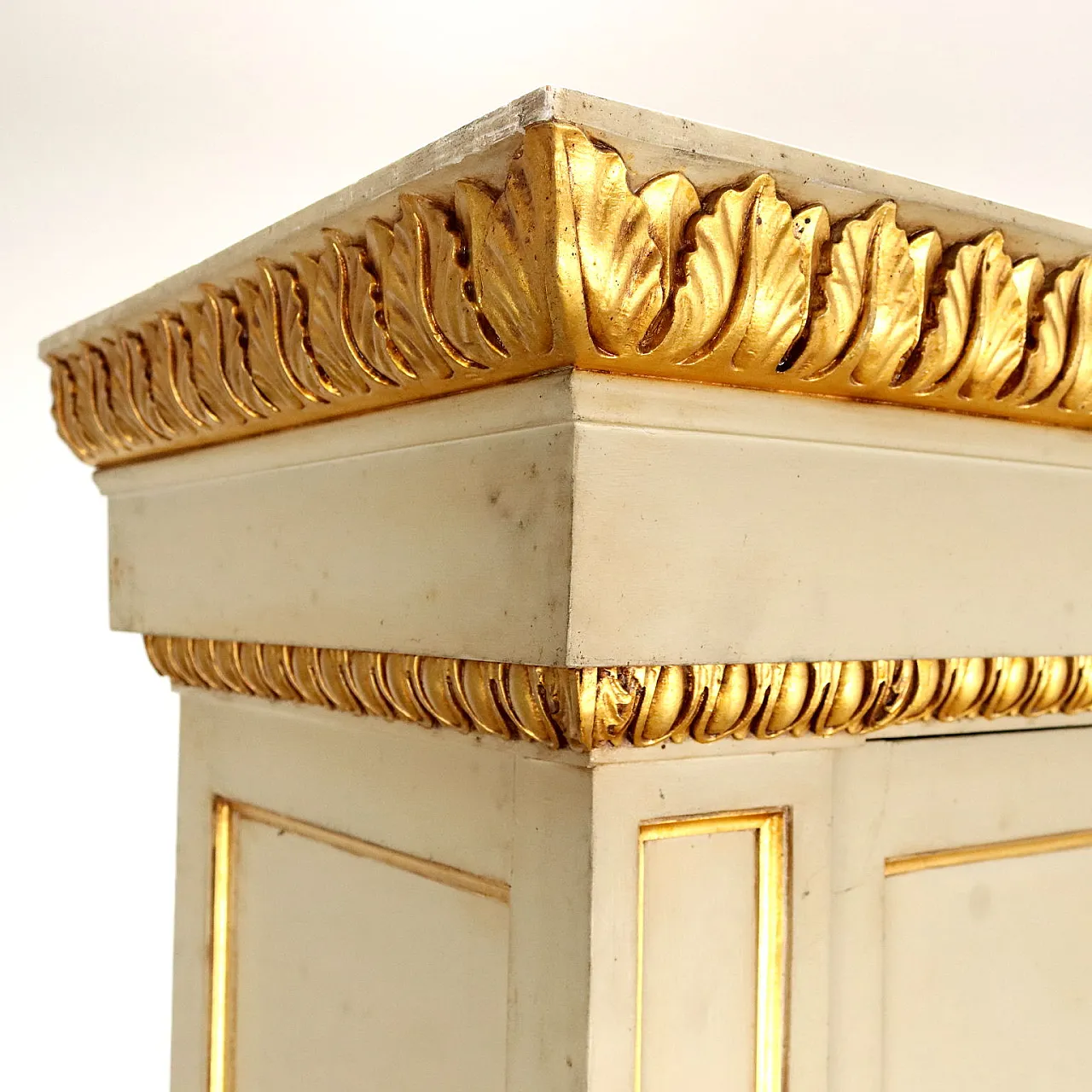 Neo-Baroque style wardrobe, lacquered and gilded, early 20th century 5