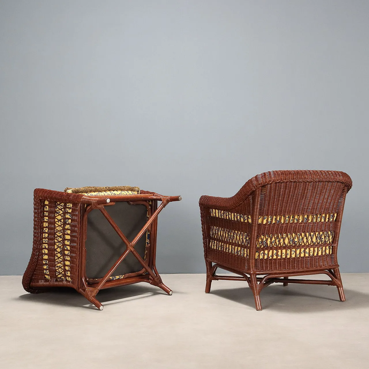 Coppia di poltrone in rattan con schienale e sedile imbottiti, '900 9