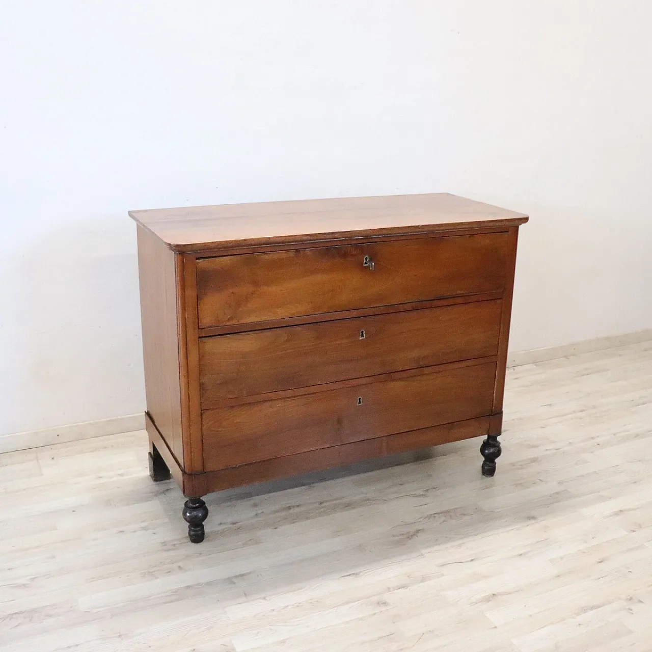 Chest of drawers in solid walnut, 19th century 2