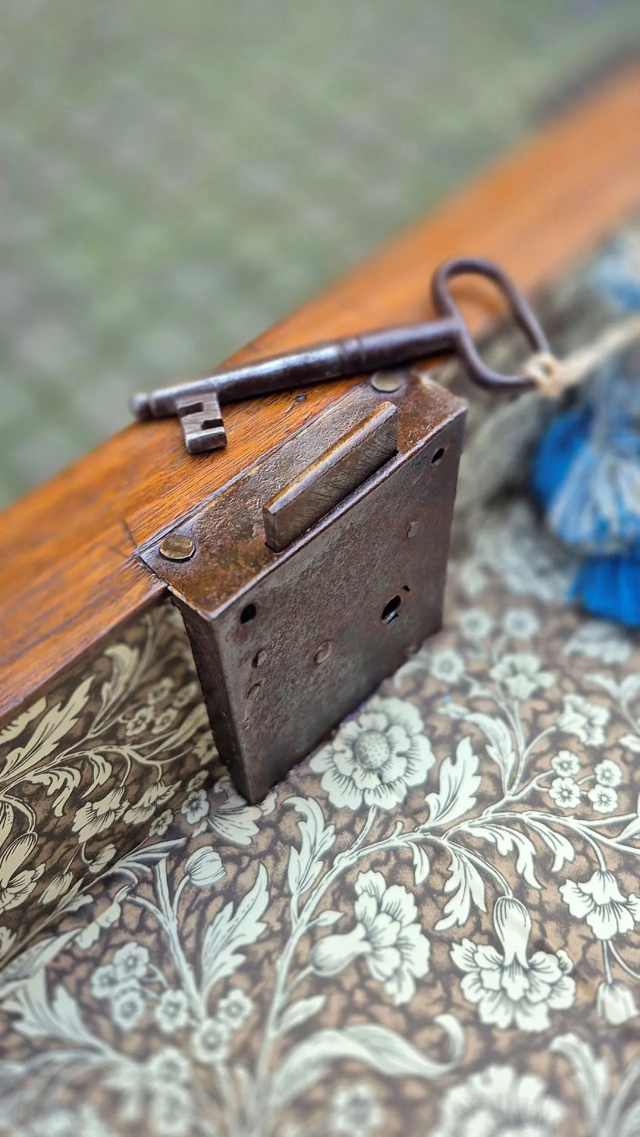 Capuchin chest of drawers in walnut, 19th century 8