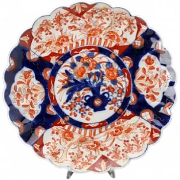 Piatto in porcellana polilobata con decoro blu cobalto e corallo, '900