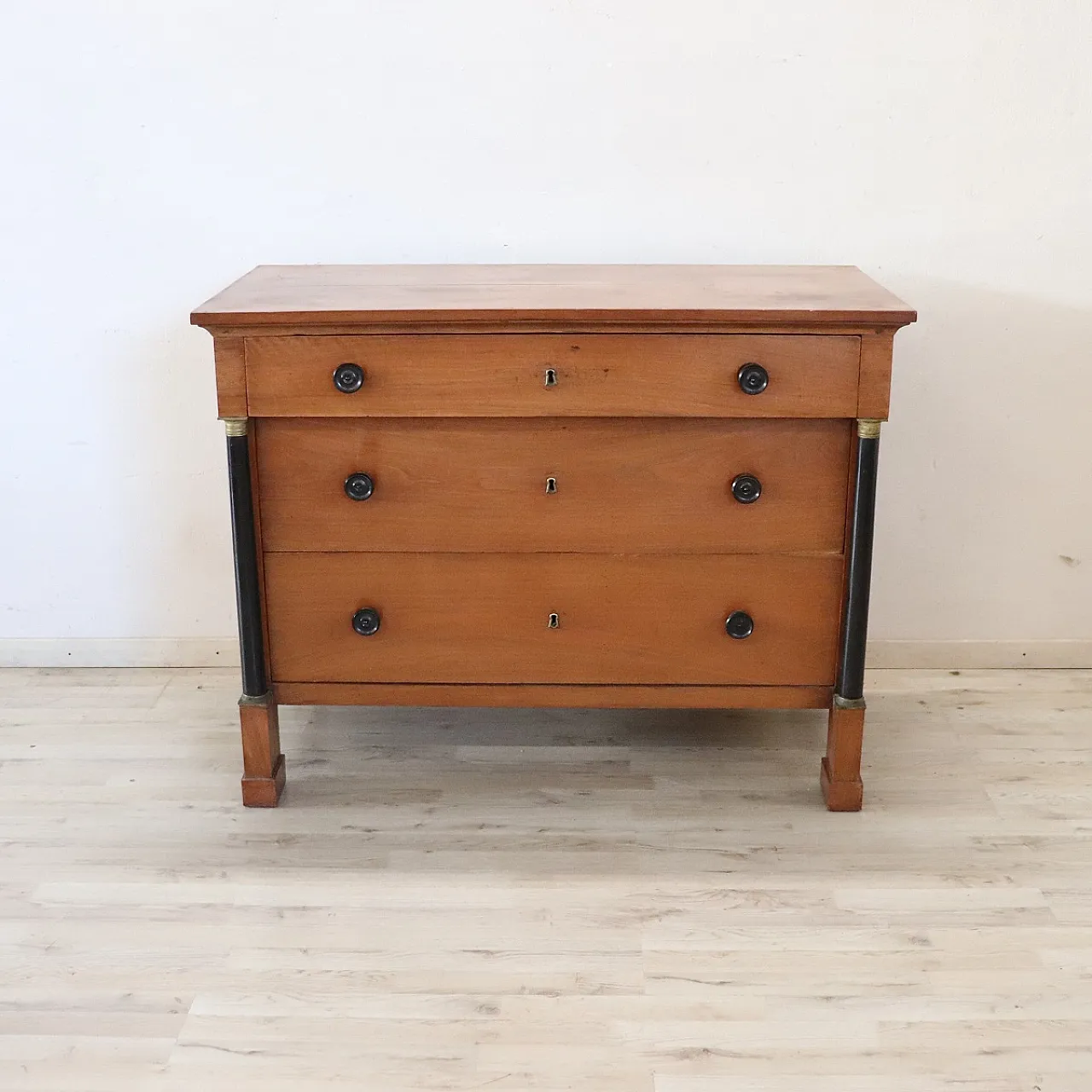 Chest of drawers in solid walnut, early 19th century 2