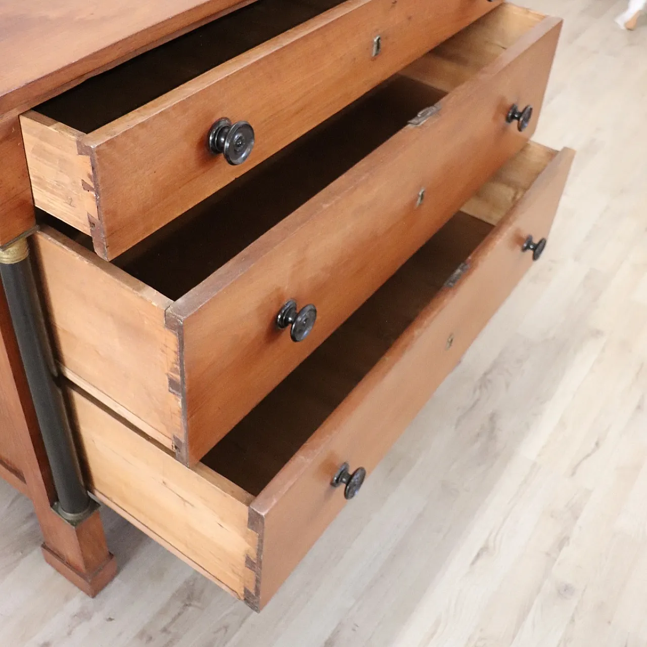Chest of drawers in solid walnut, early 19th century 10