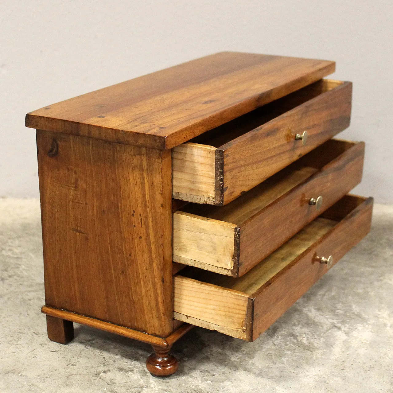 Miniature model of Italian walnut chest of drawers, 19th century 5