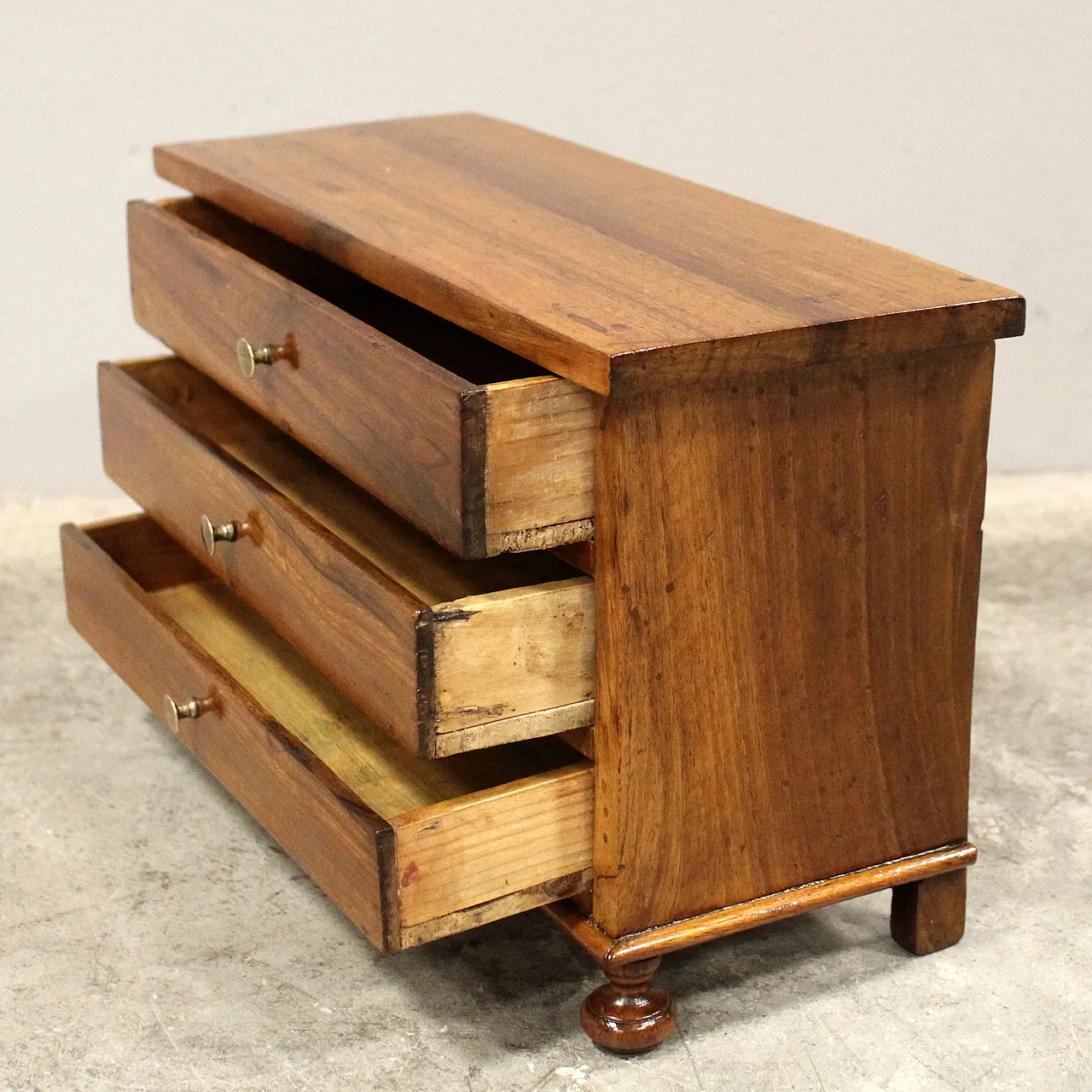 Miniature model of Italian walnut chest of drawers, 19th century 6