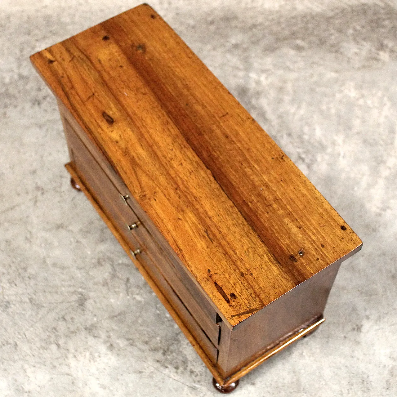 Miniature model of Italian walnut chest of drawers, 19th century 8