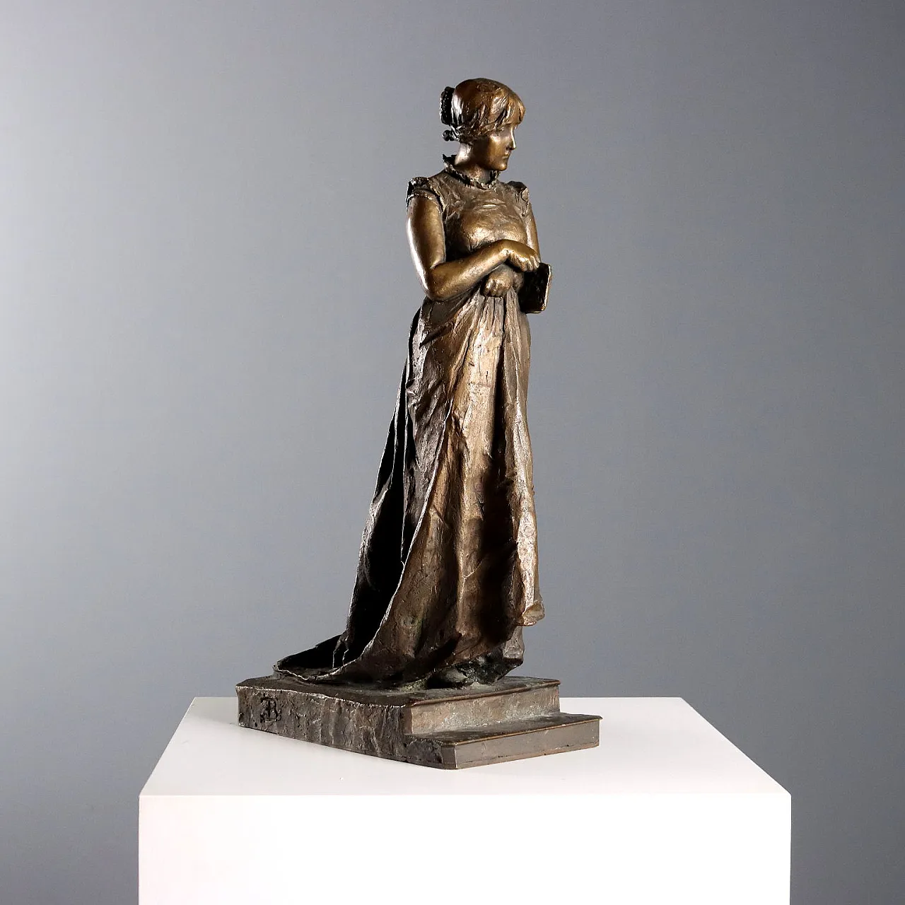 Bronze sculpture depicting a woman with a book, 19th century 1