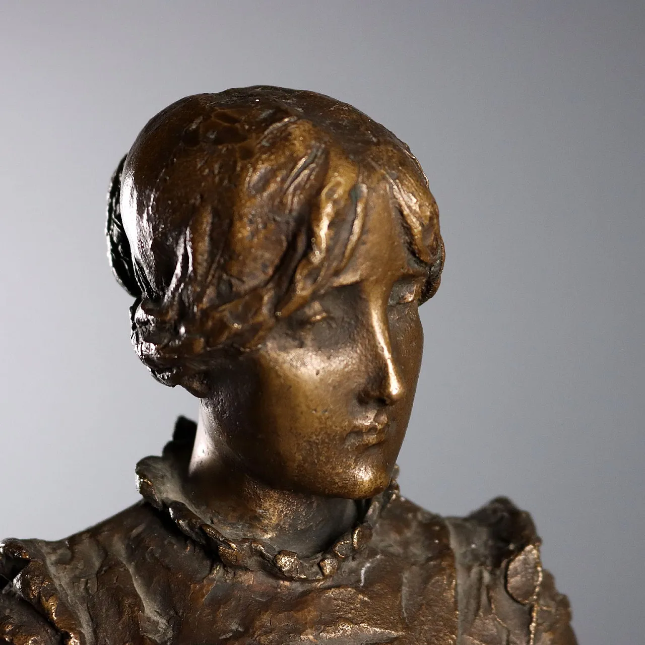 Bronze sculpture depicting a woman with a book, 19th century 3