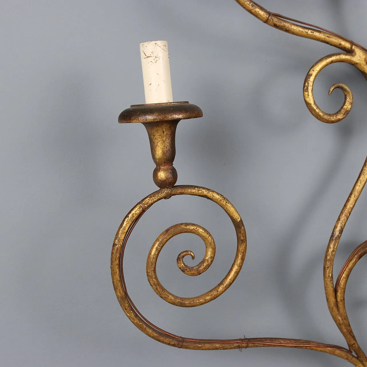 Coppia di applique da parete in ferro e legno dorati, '900 5
