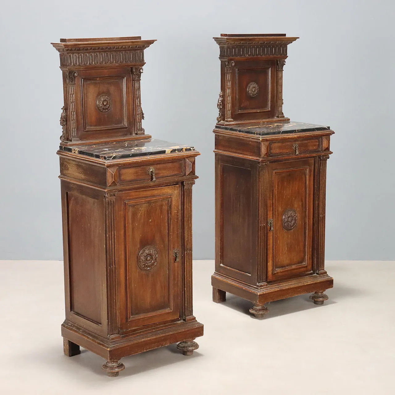 Coppia di comodini neorinascimentali in noce, primo '900 1