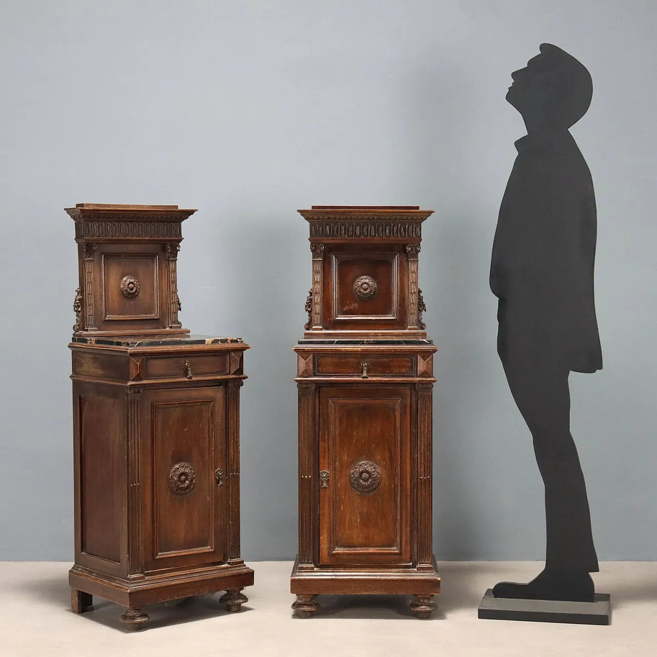 Coppia di comodini neorinascimentali in noce, primo '900 3