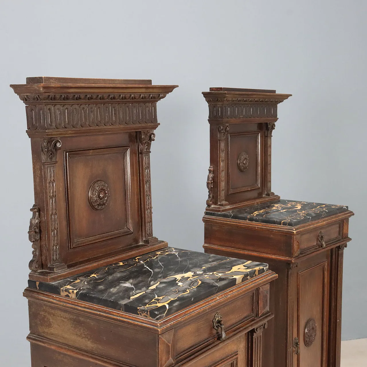 Coppia di comodini neorinascimentali in noce, primo '900 4