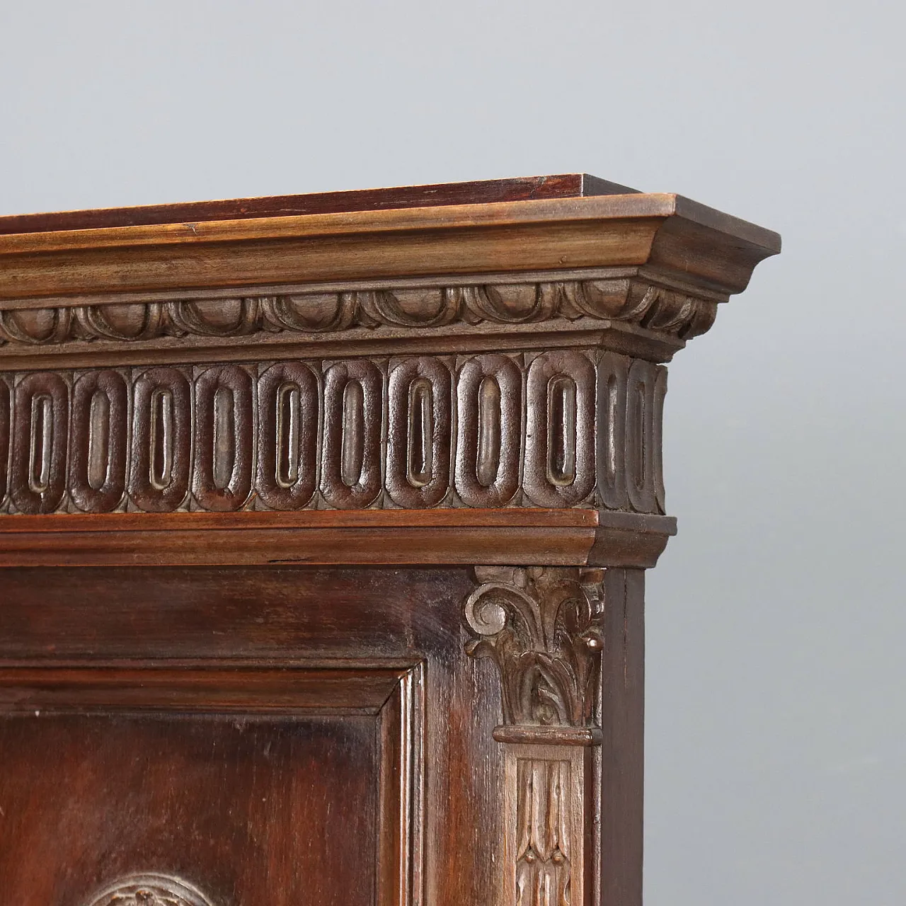 Coppia di comodini neorinascimentali in noce, primo '900 5