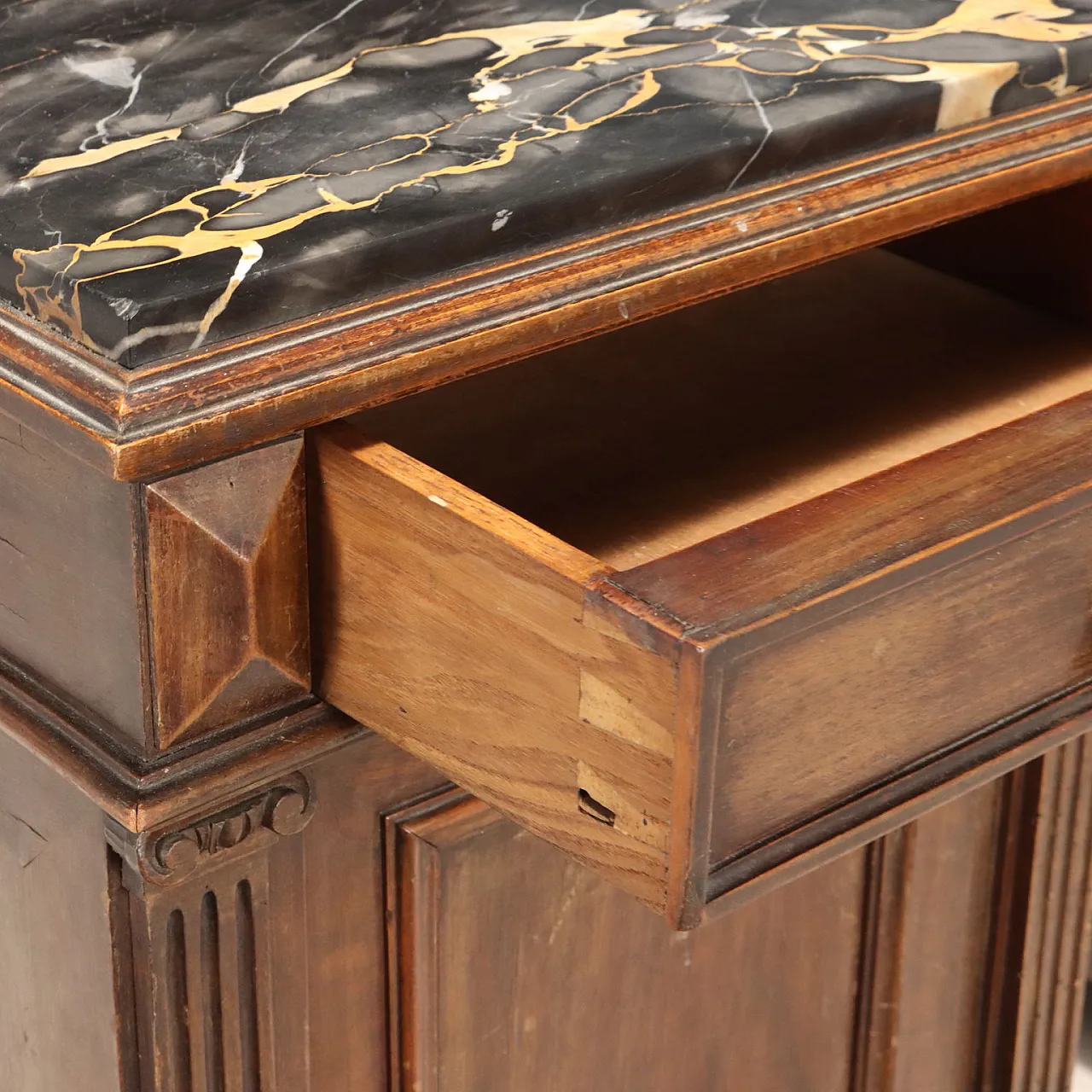 Coppia di comodini neorinascimentali in noce, primo '900 7