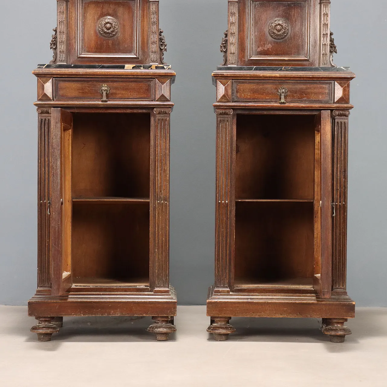 Coppia di comodini neorinascimentali in noce, primo '900 10