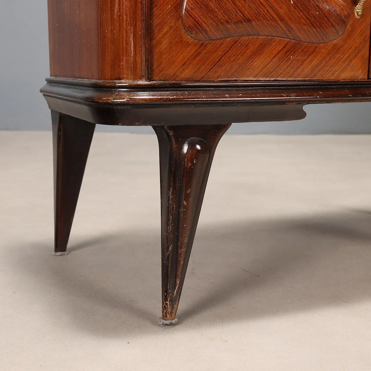 Coppia di comodini in legno esotico, ottone vetro, '900 7