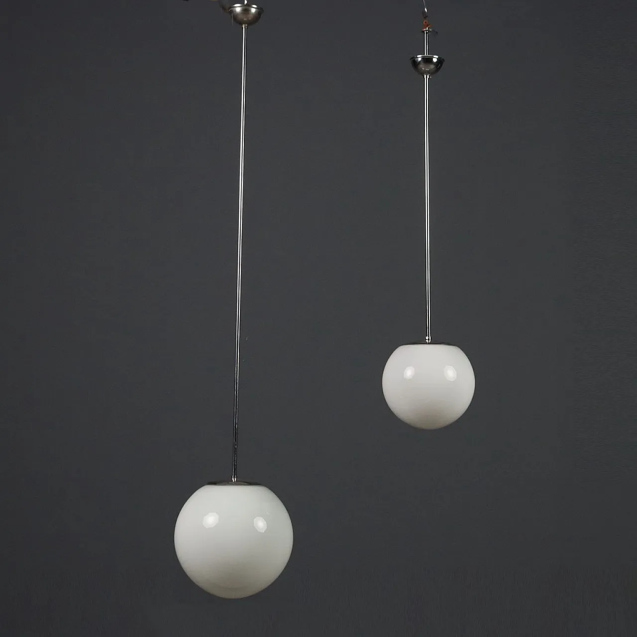 Coppia di lampadari struttura in metallo e diffusore in vetro, '900 1