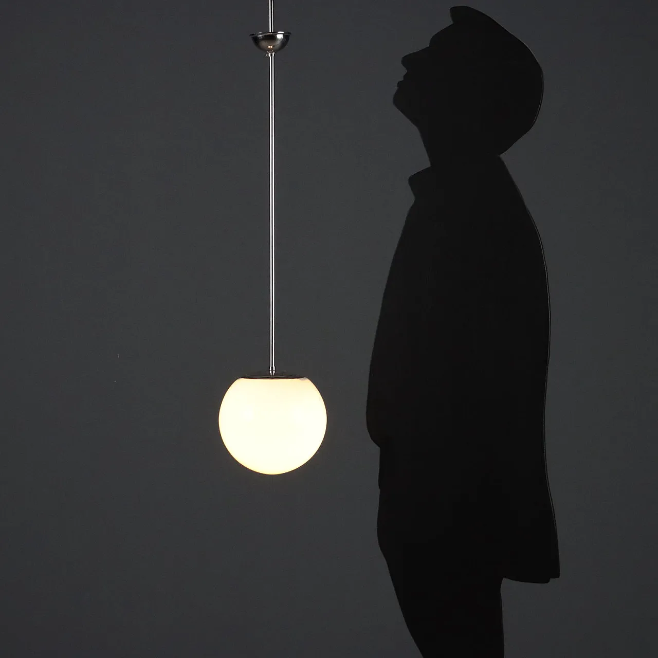 Coppia di lampadari struttura in metallo e diffusore in vetro, '900 2