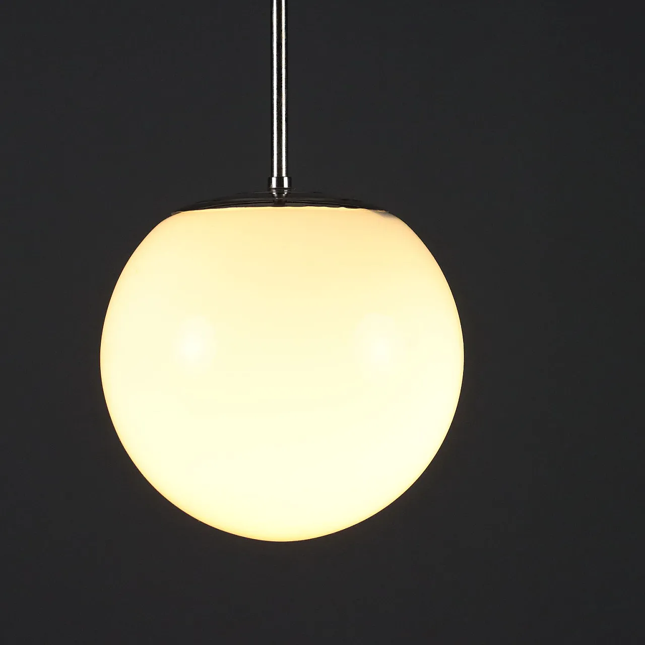 Coppia di lampadari struttura in metallo e diffusore in vetro, '900 4