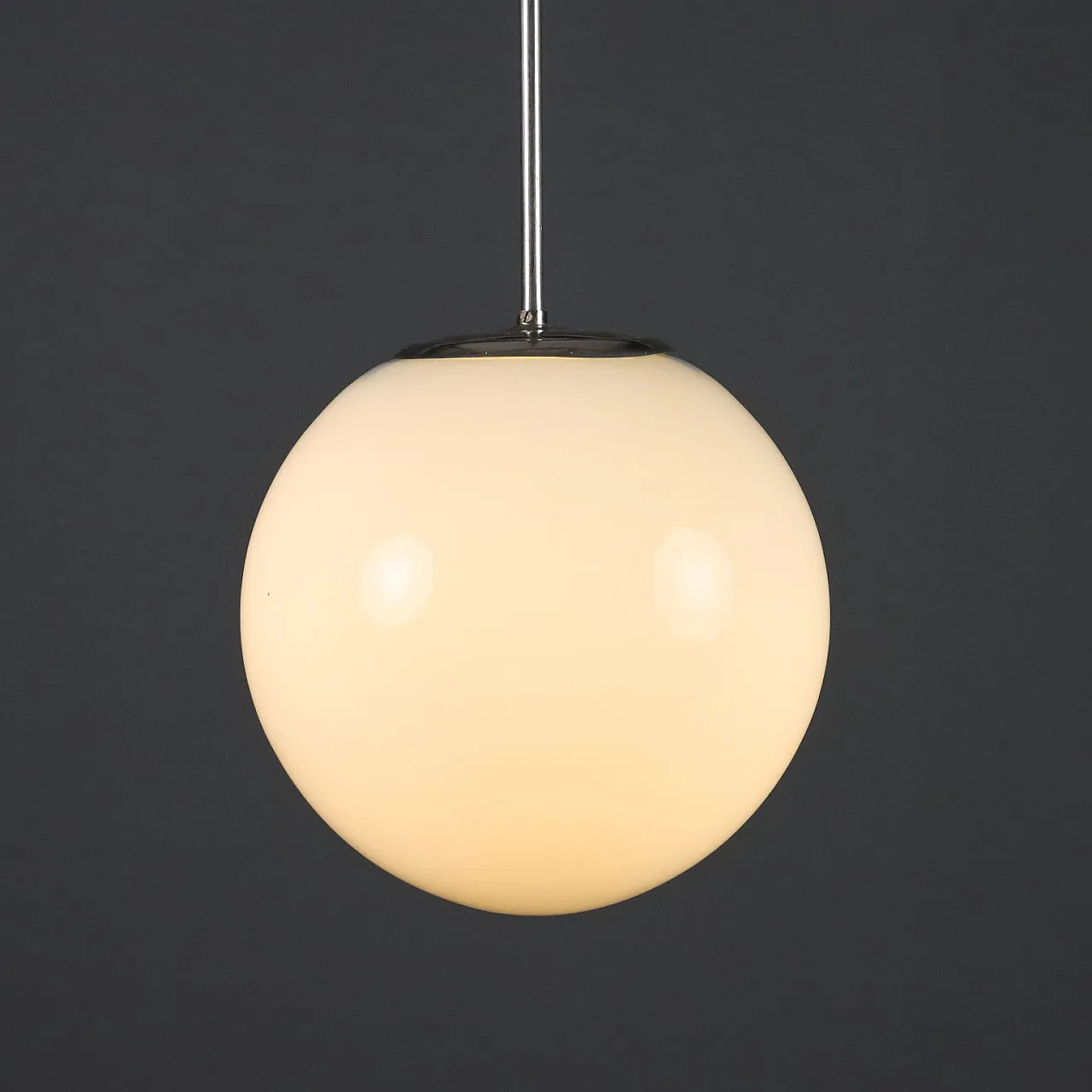 Coppia di lampadari struttura in metallo e diffusore in vetro, '900 8