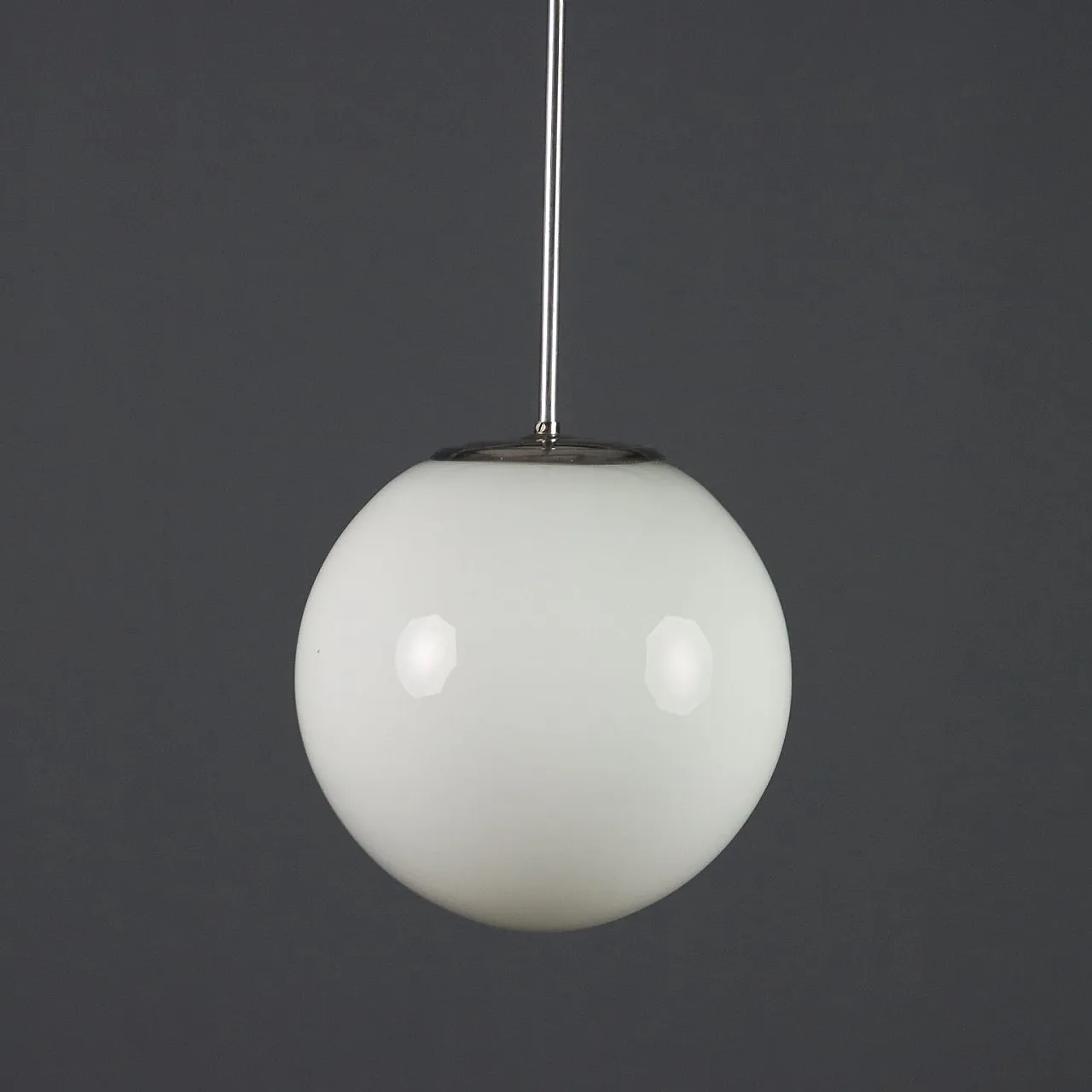 Coppia di lampadari struttura in metallo e diffusore in vetro, '900 10