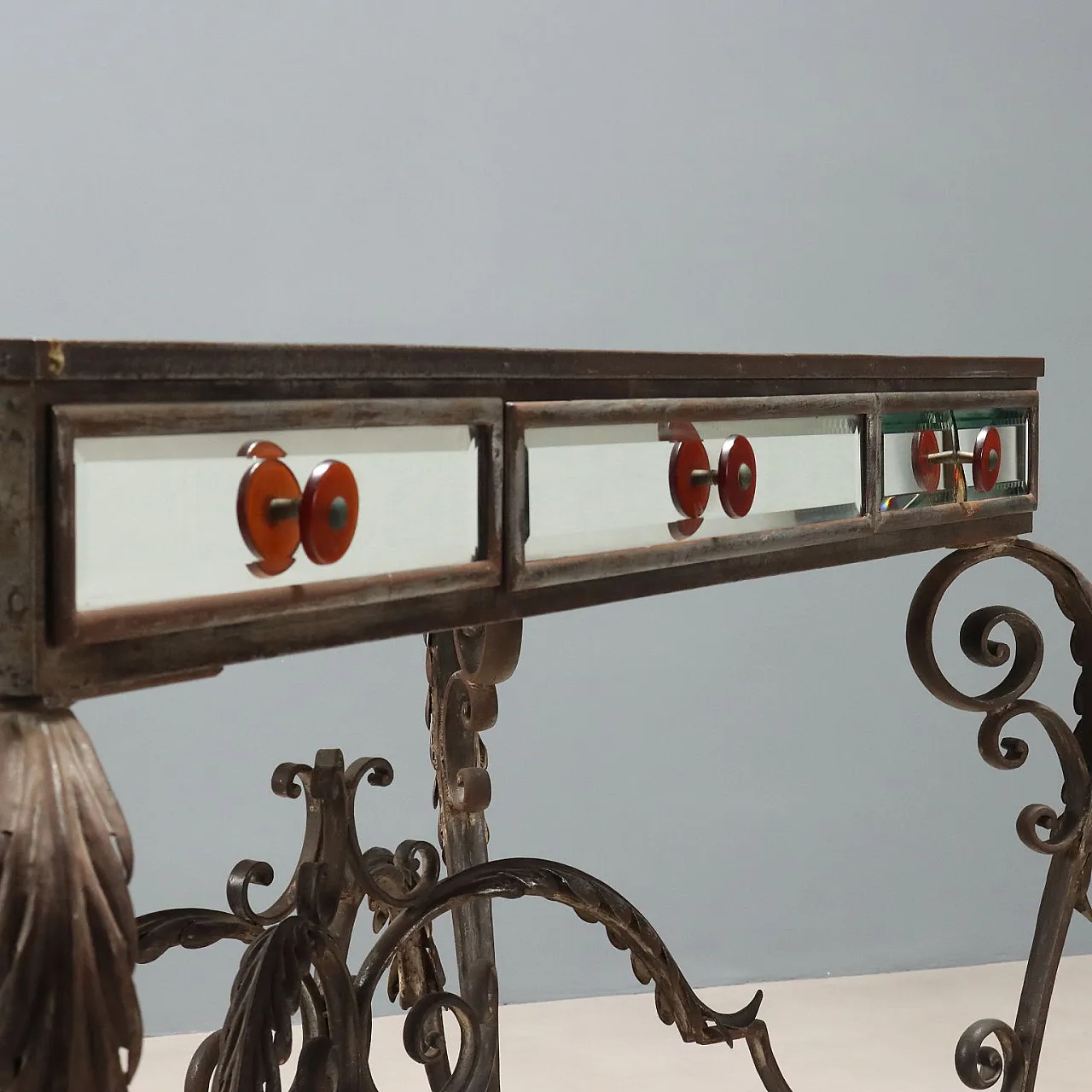 Consolle in ferro con tre cassetti e uno specchio bisellato, '900 3