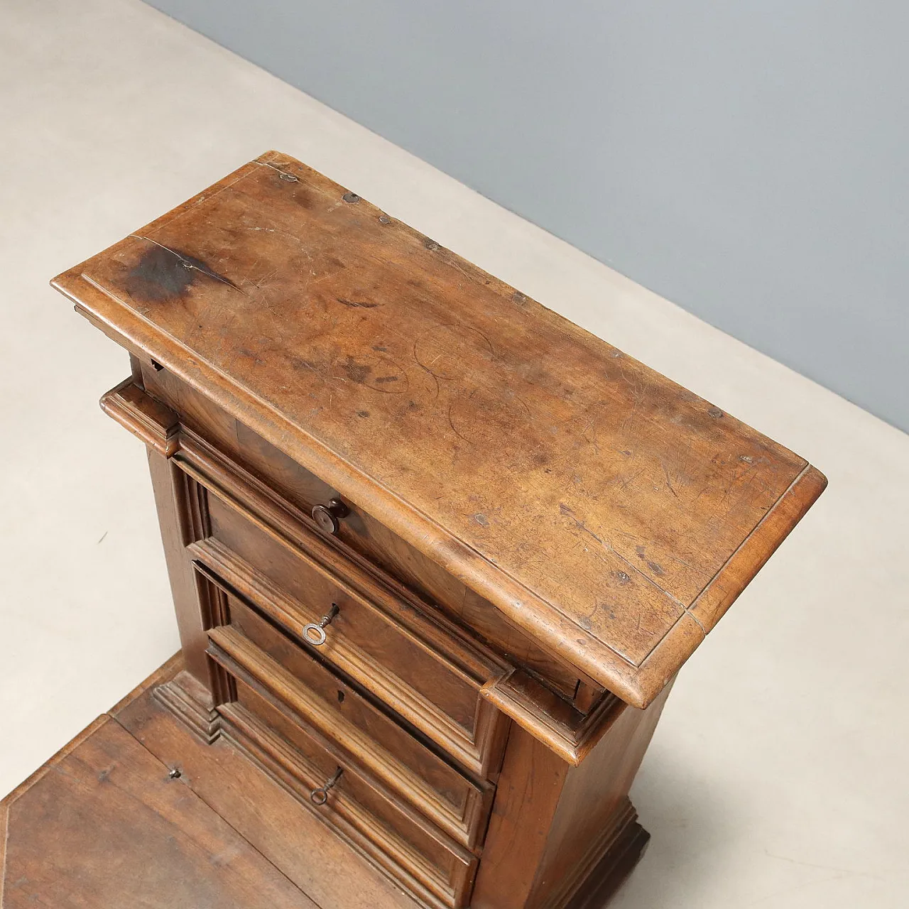 Inginocchiatoio barocco in noce, primo '700 8