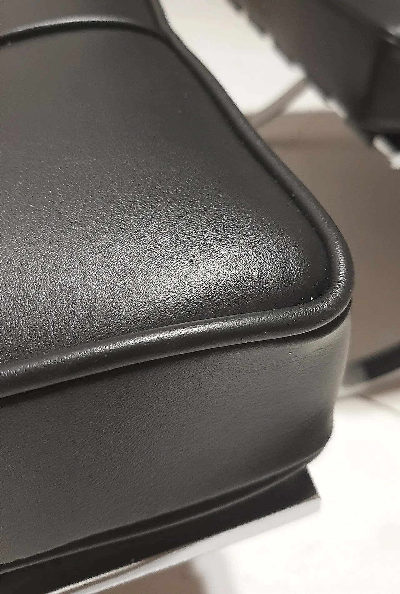 Barcellona Relax armchair by Knoll in black Venezia leather, 2000s 21