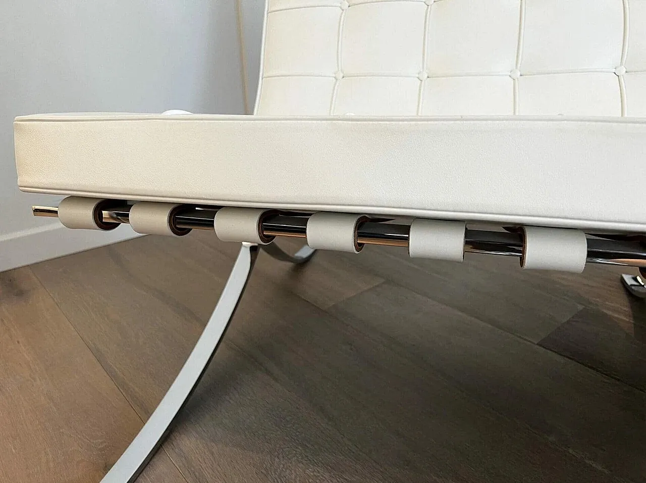 Barcelona Relax armchair  white Venezia leather, 2000s 10